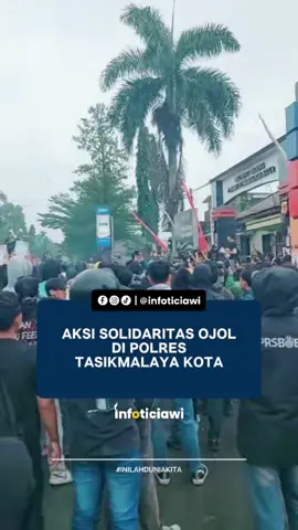 Jelang jumat sore ini, massa aksi solidaritas ojol yang terdiri dari mahasiswa dan pengemudi ojek online mulai berkumpul di depan Polres Tasikmalaya Kota. #ciawitasikmalaya #infotasikmalaya #beritaterkini #tasik #tasikmalaya 