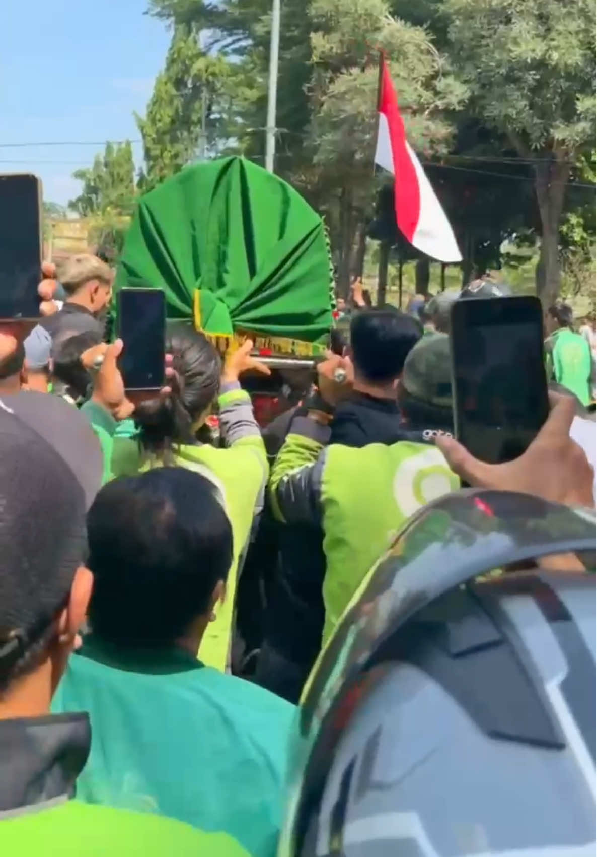 Ibu alm peluk saya dan bilang .. Saya gak butuh semua uangnya.. saya mau anak saya tapi anak saya sudah gak ada dan gak bisa kembali mba …  Adenya kalau minta uang jajan sama kakaknya .. adenya deket bgt sama kakaknya.. sekarang sudah gak ada mba .. YaAllah hancur rasanya denger itu semua .. 💔💔🥀🥀  