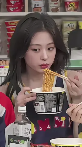 𝗔𝗵𝘆𝗲𝗼𝗻 𝗲𝗮𝘁𝗶𝗻𝗴 𝗳𝗮𝗻𝗰𝗮𝗺 -𝗽𝗶𝗻𝗼𝘀 || aktif olmak cok eglenceli en cokda fancam yapmakk😭 istekti umarim begenirr || #ahyeon #eating #fancam #daizwius 