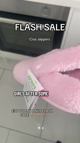 Croc slippers FOR THE WIN 👏🏻👀🫣 GET YOURS TODAY FLASH SALE 😍🫶🏼😬🥳 #crocslippers #viral #viralslippers #tiktokmademebuyit #spotlight #flashsale #clothestok #shoetok #slippersoftiktok #pink 