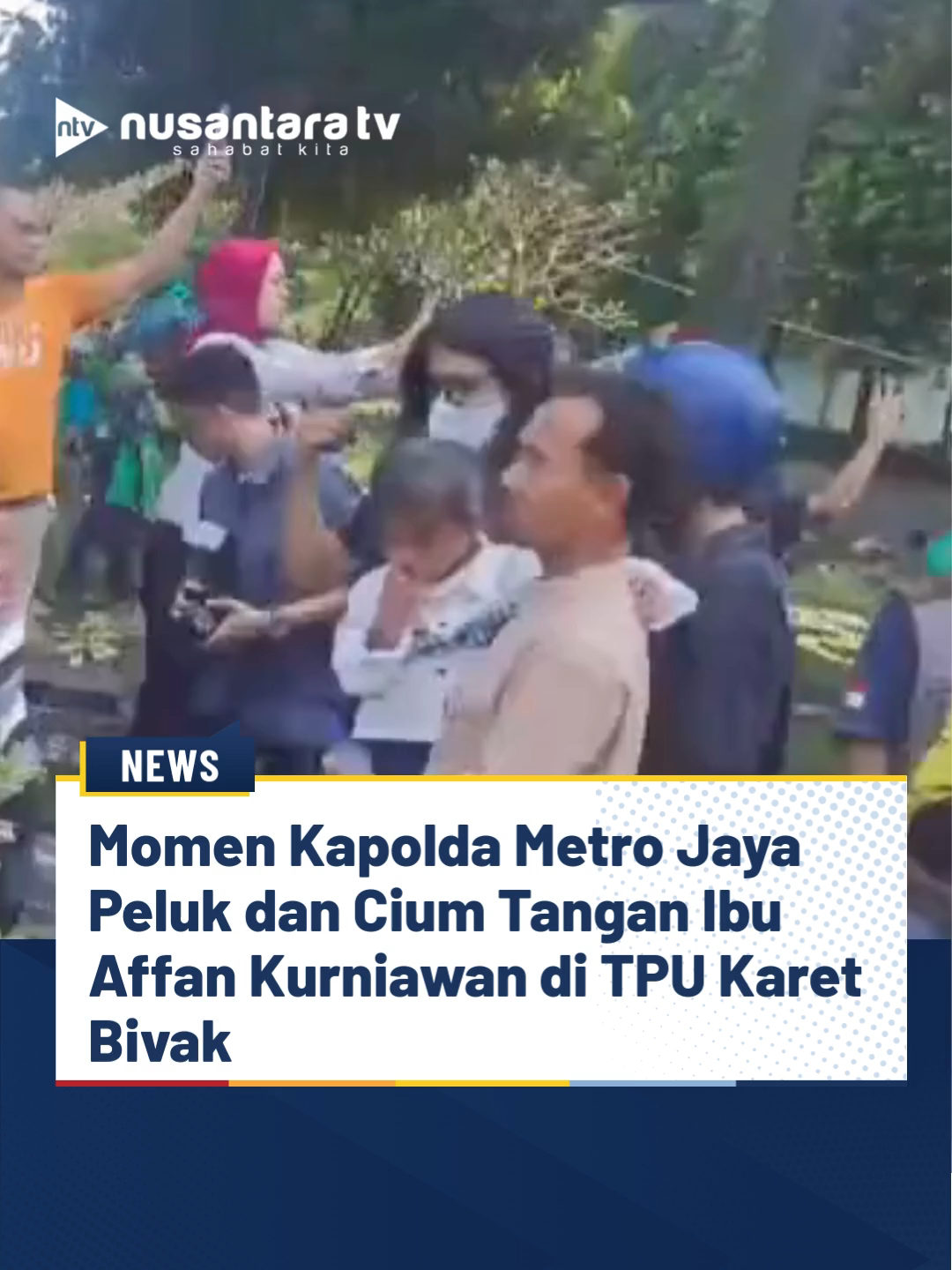Kepala Kepolisian Daerah Metro Jaya, Irjen Asep Edi Suheri, menghadiri pemakaman Affan Kurniawan, pengemudi ojek online (ojol) yang meninggal dunia setelah terlindas kendaraan taktis (rantis) Brimob saat kerusuhan dalam aksi unjuk rasa. Dalam prosesi pemakaman di TPU Karet Bivak, Jakarta Pusat, Jumat (29/8), Irjen Asep tampak memeluk ibunda Affan yang menangis kehilangan putranya. Ia juga menyampaikan permohonan maaf secara terbuka kepada keluarga korban serta masyarakat. “Saya atas nama pimpinan Polda Metro dan atas nama kesatuan menyampaikan bela sungkawa yang mendalam atas musibah ini. Saya juga menyampaikan permohonan maaf yang sebesar-besarnya kepada keluarga almarhum serta seluruh warga Jakarta,” ujar Asep. (tin) #KapoldaMetroJaya #AffanKurniawan #Ojol #PoldaMetro #Brimob #UnjukRasa #KaretBivak #BeritaJakarta #nusantaratv #nusantaratvsahabaatkita
