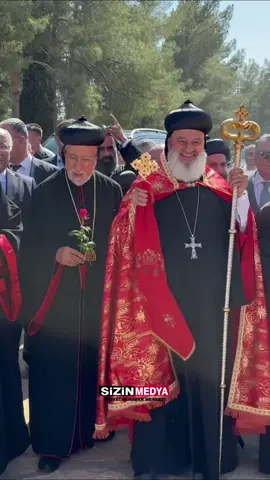Süryani Patriği’nden Midyat’a Tarihi Ziyaret Dünya Süryanileri’nin Ruhani Lideri Moran Mor İğnatius II. Afrem, patrik seçildiği 2014 yılından sonra ilk kez Turabdin bölgesine ve Mardin’in Midyat ilçesinde bulunan Mor Gabriel Manastırı’na ziyarette bulundu. Süryaniler için “ikinci Kudüs” kabul edilen manastırda gerçekleşen bu ziyaret, yurtiçi ve yurtdışındaki Süryani cemaatinde büyük coşku ve sevinç yarattı. Coşkulu Karşılama Ziyaret öncesinde Turabdin bölgesi bayraklarla, flamalarla ve patrik ile Mor Gabriel Metropoliti Samuel Aktaş’ın fotoğraflarıyla süslendi. Patrik Afrem, manastıra gelişinde yurtiçi ve yurtdışından gelen kalabalık bir topluluk tarafından zılgıtlar ve alkışlarla karşılandı. Mor Gabriel’de Duygu Yüklü Anlar Manastırın dua bölümünde düzenlenen törende metropolitler, rahipler, papazlar ve çok sayıda Süryani hazır bulundu. Mor Gabriel Metropoliti Samuel Aktaş konuşması sırasında duygusal anlar yaşadı ve gözyaşlarını tutamadı. Aktaş, “Patrik ile Mor Gabriel’de buluşmak bizim için büyük mutluluk” dedi. Patrik Köyleri Ziyaret Edecek Afrem, manastırda karşılamaya gelenleri tek tek kutsadıktan sonra misafir kabul bölümüne geçti. Bir hafta boyunca Turabdin bölgesindeki köylerde temaslarda bulunacak olan patrik, seçildiği günden bu yana ilk kez bölgeyi ziyaret etmiş oldu. #Süryaniler #TarihiZiyaret #PatrikAfrem #MorGabriel #İkinciKudüs         