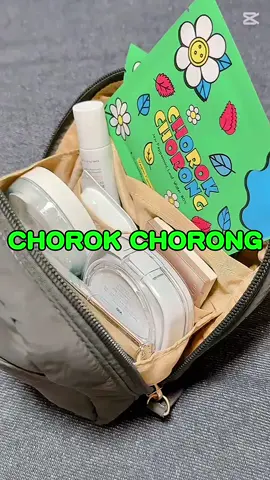 #PR 【CHOROK CHORONG】「ペパーミント トナーパッド（旅行用）」 @chorokchorong.jp 旅先でも肌の調子、崩したくない人にぴったり。 CHOROK CHORONGの「ペパーミント トナーパッド」、 個包装で衛生的、しかもポーチにすっぽり。 たとえば朝のメイク前、移動中のすっきりケアに。 拭き取りとしても、パック代わりにも使えるから、 このサイズ感でも、しっかり“頼れる”。 1包に2枚入りなのも便利。 配合されているのはペパーミント葉水*1。 精製水の代わりに使われていて、 チェジュ島育ちの葉から抽出された清々しさが、 肌を心地よく包み込むように感じる。 さらに、AHA・BHA・PHA・LHA*2の4種角質ケア成分が 古い角質や皮脂をやわらかくオフして、 肌表面をなめらかに整えるサポートに。 その後の乾燥が気になる人にも安心なのが、 3種のヒアルロン酸*3（低・中・高分子）配合。 保湿のヴェールが肌を包んで、 ケア後もしっとり感が続くのがうれしい。 ビーガン処方で動物実験なし、 成分にもこだわってるからこそ、 毎日のスキンケアに自然と取り入れたくなる。 帰省にも、出張にも、週末のプチ旅にも。 このパッドがあるだけで、 肌に対する安心感って、変わるんだなって思った。 #PR #ヴィーガン #スキンケア #角質ケア #ナイアシンアミド *1ペパーミント葉水（整肌成分） *2AHA・BHA・PHA・LHA（角質ケア成分） *3ヒアルロン酸（保湿成分） https://www.qoo10.jp/g/1135989440