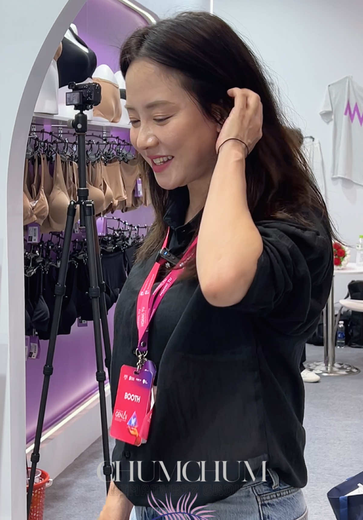 Mợ ngố Song Ji Hyo xuất hiện bất ngờ ở booth đồ của mợ cực xinh gái và đáng yêu ở sự kiện Beauty Summit 2025 #ChumChum #beautysummit #beautysummitbychumchum #bimatvbiz #songjihyo 
