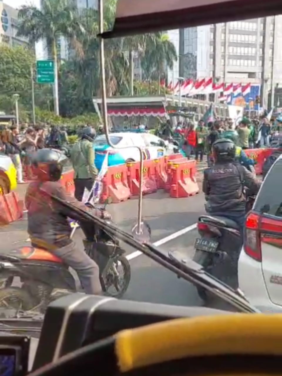 stay safe rekan rekan mahasiswa.  di depan kantor gua pas ini. infonya MRT Istora dan Blok A di tutup.  #demo #dpr #demo29agustus2025 