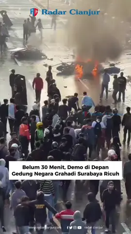 Belum berjalan 30 menit, aksi di depan Gedung Negara Grahadi Surabaya, Jumat (29/8) hari ini, sudah ricuh. Ratusan massa yang terdiri dari masyarakat sipil dan mahasiswa sudah bentrok dengan aparat yang berjaga.  Dari pantauan JawaPos.com, ratusan massa mulai berkumpul di Taman Apsari (seberang Gedung Grahadi) sejak pukul 13.00 WIB. Massa aksi mulai bergerak ke seberang dan memblokir Jalan Gubernur Suryo sekitar pukul 14.30 WIB. Massa aksi kompak mengenakan pakaian serba hitam. Sebagian dari mereka membawa poster berisi kekecewaan mereka atas tragedi demo di Jakarta, di mana mobil Brimob melintas pengemudi ojol hingga meninggal. #Radarcianjur 