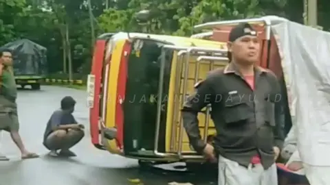 TRUK CANTER TERGULING ♨️ . . Akibat Patah As Roda,,  truk canter muatan pakan Gagal nanjak dan Terguling di jalan Lintas Barat,,  pekon Sedayu kec Semaka Kab Tanggamus Lampung... jumat 29 Agustus 2025.. Sopir Selamat tidak Mengalami luka atau cidera lainnya...kecelakaan tersebut Hanya Melibatkan satu unit truk tersrbut, Atau Sebuah Kecelakaan tunggal...