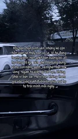 Trong cuộc sống, bình yên không phải là trốn tránh, cũng không phải là sự thờ ơ trước thế sự. Bình yên là một lựa chọn đầy can đảm. Khi ta chọn sống an nhiên, tức là ta chọn không để mình bị cuốn vào vòng xoáy ganh đua, hơn thua và oán giận. Người khác có thể nhìn ta bằng ánh mắt khó chịu, bởi sự bình thản của ta vô tình phản chiếu sự bất an trong họ. Nhưng đó không phải lỗi của ta. Thực ra, đó chính là giá trị của bình yên: nó trở thành tấm gương để ai cũng soi thấy mình đang chạy đuổi theo điều gì, đang nặng nề vì điều gì. Và cũng từ đó, ta mới thấy rõ bình yên quý giá đến mức nào. Bình yên không làm ta yếu đuối, mà khiến ta mạnh mẽ hơn – bởi chỉ người đủ mạnh mới dám dừng lại giữa cuộc đời hối hả. Vậy nên, đừng ngại khi người khác khó chịu vì sự thản nhiên của bạn. Hãy mỉm cười, tiếp tục giữ cho lòng mình sáng trong, nhẹ nhàng. Bởi cuối cùng, hạnh phúc không nằm ở việc ta có hơn người khác hay không, mà ở chỗ ta có tìm được sự bình an thật sự trong tâm hồn mình. #loikhuyen #dongluc #tichcuc #suyngam #binhyen 