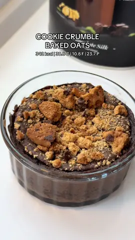 CHOCOLATE COOKIE CRUMBLE BAKED OATS 🍪 a silky chocolate protein bake topped with a cookie crumbled and a drizzle of chocolate sauce  Macros: 342 kcal | 30.8 C | 10.8 F | 23.7 P What you need: 40g pure fine oats / use blended oats 20g chocolate vegan Sune protein @Protein Works {code: HOLLYSOATS10} 130ml unsweetened almond milk  1/2tsp baking powder 5g cocoa powder  Toppings: 1 choc chip Maryland cookie crumbled  Sauce: 5g cocoa, 5g choc vegan protein, 1.5tbsp hot water  Method: Blend oats to create the oat flour or use @proteinworks pure fine oats and mix with ingredients except for topping.  Pour mixture into a greased ramekin. Add topping. Bake in a preheated oven at 180 degrees Celsius fan for approx 20 mins. Mix sauce ingredients together and drizzle on top Enjoy 🫶🏻 ======== #oats #bakedoats #protein #cookie #chocolatecake 
