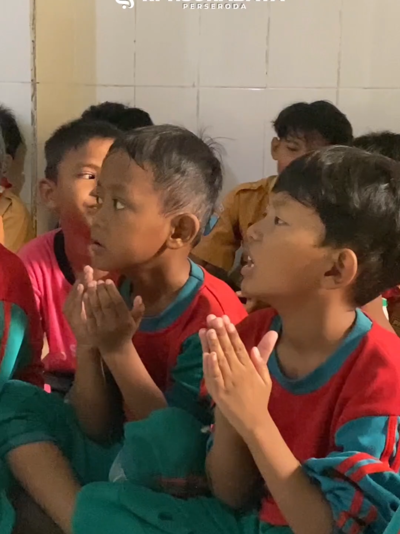 jumat berkah hari ini di Yayasan Lil Wathon di Jalan Wonokusumo Tengah,Kecamatan Semampir Surabaya.