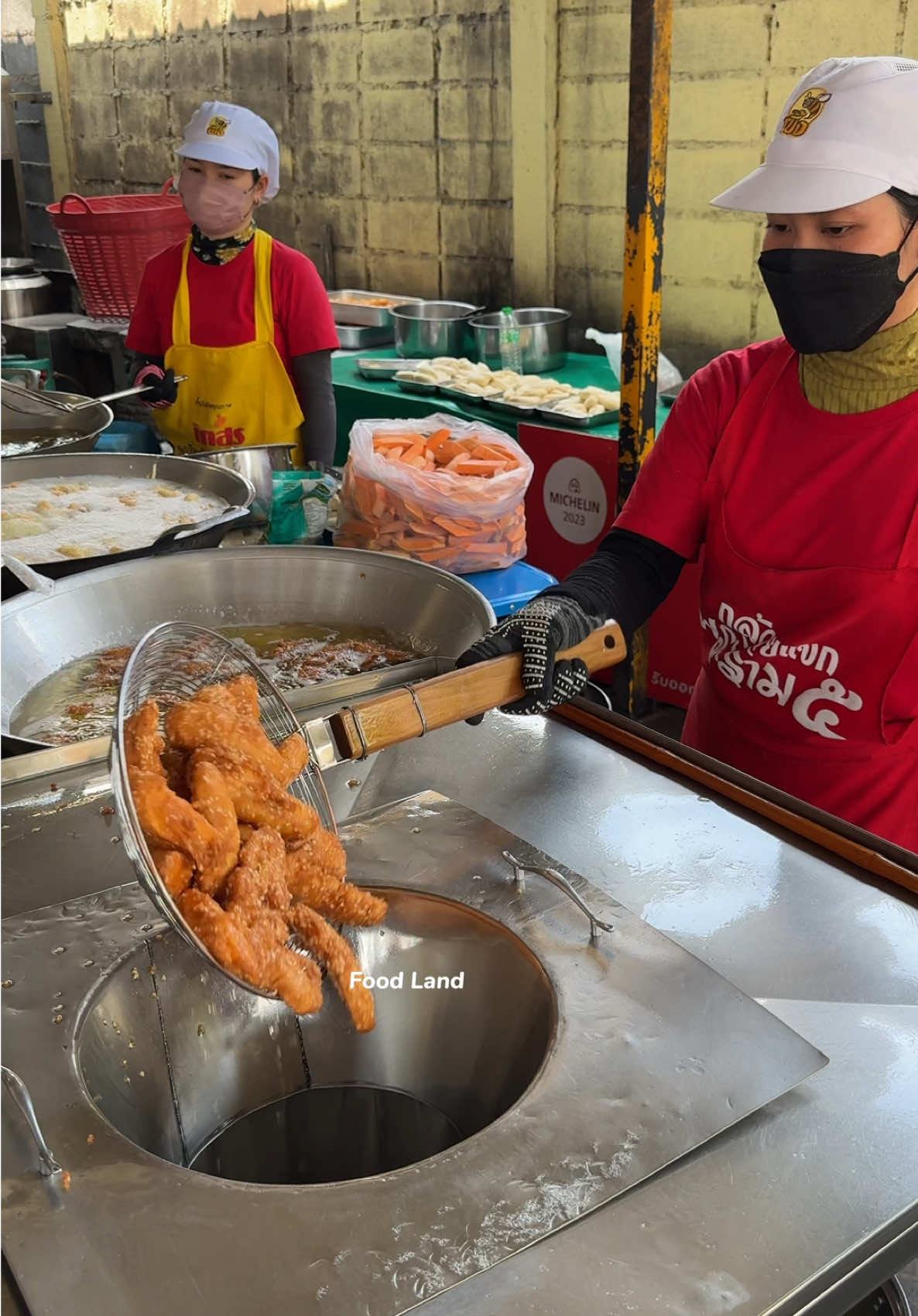 Michelin Award-Winning Fried Bananas 🍌 กล้วยทอดรางวัลมิชลิน  . Shop name: กล้วยแขกพระราม 5 ( Fried Banana Rama 5) 📍Location: Sai Noi Rd, Bang Si Thong, Bang Kruai,Nonthaburi, Thailand ⏰ Opening hours: 8.30 AM - 4.30 PM #foodland #fruit #fruit 