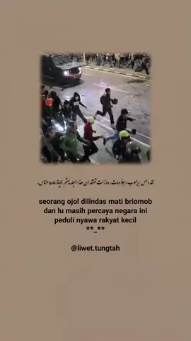 Dengarkan baik-baik sebelum video ini dihapus oleh pemerintah. Lo pikir itu kecelakaan? Tidak. Itu bukti telanjang bahwa di negeri ini, darah rakyat murahan dibandingkan roda ban kendaraan aparat. Ketika yang berkuasa merasa di atas hukum, maka hukum itu cuma jadi alat untuk menindas. Pahlawan ojol itu bukan mati karena salah, tapi karena hidup di negara yang salah urus. Polisi datang minta maaf. Kapolri datang melayat. Tapi apa artinya air mata buaya kalau sistemnya tetap sama? Sistem yang menjadikan rakyat korban lalu ditutup dengan kata-kata akan diselidiki. Bangun, wahai rakyat! Jangan lagi terbuai dengan drama politik dan janji palsu. Jangan lagi lo pikir bahwa kemerdekaan ini milik kita. Kenyataannya, lo bukan merdeka Lo cuma penonton dalam sandiwara kotor, di mana nyawa lo pun bisa lenyap tanpa arti. Hari ini ojol yang jadi korban, besok bisa lo, bisa keluarga lo. Kalau lo masih diem, lo bukan hidup. Lo udah mati berdiri. Ingat ini baik-baik, mereka yang diam akan dilindas sejarah. Tapi mereka yang sadar, mereka yang melawan dengan kesadaran, akan bertahan. Bangun sekarang, atau lo siap di gilas berikutnya. #ojolviral #brimob #vibessad #arabicsong 