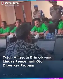 Divisi Propam Polri memeriksa tujuh anggota Brimob Polda Metro Jaya yang berada di dalam kendaraan taktis (rantis) saat insiden yang menewaskan pengemudi ojek online, Affan Kurniawan.  Dilansir dari Antara, pemeriksaan dilakukan di Mabes Polri, Jumat (29/8), dan disiarkan langsung melalui akun resmi Propam untuk memastikan transparansi. Ketujuh anggota yang diperiksa masing-masing berinisial Kompol C, Aipda M, Bripka R, Briptu D, Bripda M, Baraka Y, dan Baraka J. Mereka tengah dimintai keterangan terkait peran masing-masing dalam peristiwa di depan Gedung DPR/MPR RI, termasuk untuk memastikan siapa yang mengemudikan rantis tersebut. Kepolisian menegaskan proses penyelidikan dilakukan secara objektif dan terbuka. Kendaraan rantis Barracuda yang digunakan saat kejadian juga telah diamankan di Markas Brimob Polda Metro Jaya untuk keperluan investigasi lebih lanjut. Kreator konten: Andika Pratama Editor: Nur Farida #Demo #Ojol #Polisi #KatadataUpdate #Katadatacoid 