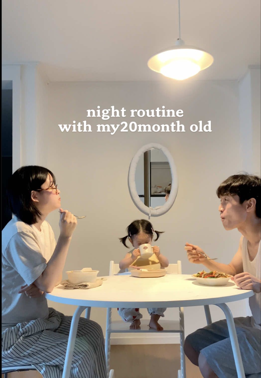 night routine with my 20month old 👶🏻👩🏻🧑🏻🏠🌙 20개월 아기랑 냉털 라따뚜이 만들어먹고 목욕하고 재우는 브이로그,, 모두들 편안한 주말 보내세요!   🍅🍆🥚🧀 Recipe! 1. Egg on tomato sauce 2. Add tomato, zucchini, 3. eggplant, mushroom 4. Drizzle olive oil 5. Season with salt & pepper 6. Add mozzarella cheese and heat #nightroutine ##Vlog##baby##momlife#dinner 