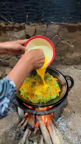 Mak memotong wortel tipis dan buncis muda. Tangan Mak juga cepat mengocok telur untuk dibuat orak-arik. Warnanya cantik, rasanya pun segar.  Tumisan bawang merah, bawang putih, dan sedikit cabai membuat dapur harum.  Wortel memberi rasa manis renyah, buncis menambahkan rasa segar. Sederhana tapi hangat seperti pagi yang tenang.  #orakariktelur #masakansederhana #tungkukayu 