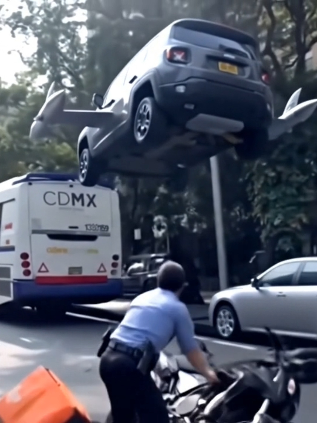 Esto paso en el Universo 678: Lady Jeep que chocó a un carro y en su desesperación tiró a un motociclista de aplicación logra escapar volando, el que grabó 100 de 100 el policía o tránsito que la persiguio igual muy bien... Pronto representancion de Lady Jeep #ladyjeep #motociclista #policia #paseodelareforma #trafico 