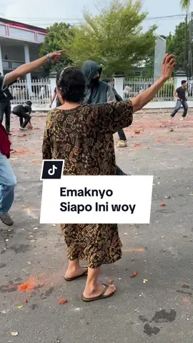 Emaknyo Siapo Ini Wee 😭😭 #indonesiacemas #demo #dprdprovinsibengkulu #bengkulu 