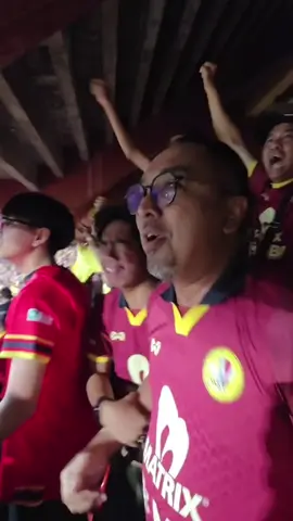 MOMENT | Meraikan Gol Kemenangan Nismilan ketika menentang Selangor DE.. Semoga monang lagi malam ini lawan Kuching City.. #HobinJangHobin #IniParoiJanganMain 