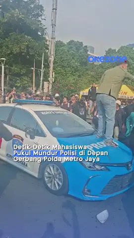 Polisi yang baru keluar dari Polda Metro Jaya dicegat mahasiswa. Setelah terdesak, Polisi kembali masuk lagi ke dalam gerbang Polda Metro Jaya. #okezone  #okezonecom  #DPR  #demo  #buruh 