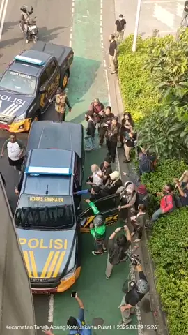 BREAKING NEWS!Kondisi terkini di depan Polda Metro Jaya! Jumat 29 Agustus 2025 pukul 16:25 wib, hati hati bila melintas di lokasi !! #demojakarta #poldametrojaya #masa 