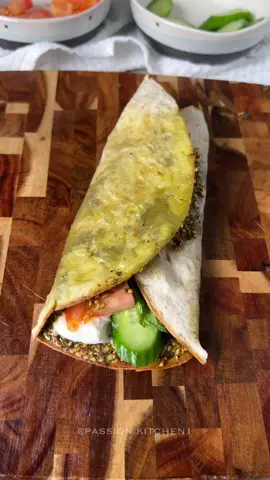 الذ واسهل ساندويتش مناقيش الزعتر السريعة (بدون عجن)🌯 Sandwiche Manaeesh zatter @passion.kitchen1 الطريقة والمقادير: تورتيلا او خبز عربي  زعتر  زيت زيتون لبنه طماطم  خيار  اوراق نعناع . يسخن الفرن او القلايه من الاعلى  يدهن الخبز بخليط زيت الزيتون والزعتر وتدخل الفرن حتى تتحمر ثم توضع اللبنه والطماطم والخيار والنعناع وتلف وتقدم وبالعافية.. Breakfast ideas recipe #الشعب_الصيني_ماله_حل😂😂 #فطور #غداء #عشاء #فطوري 