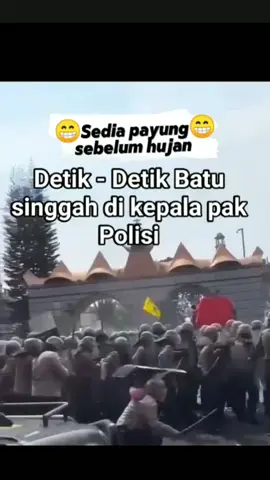 lemparan sebuah batu besar yg hampir mengenai kepala Polisi #dpr #demo #ojolviral 