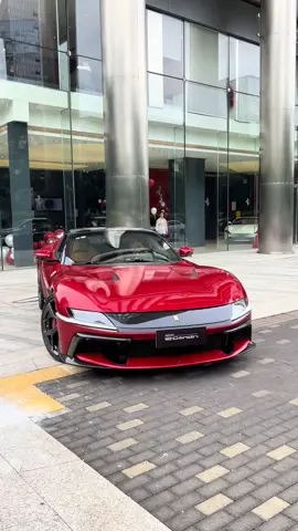 Mỹ nữ Thâm Quyến lái chiếc Ferrari 12Cilindri mới nhất trị giá **10 triệu tệ** (khoảng 33 tỷ VND) chưa ra biển. Trông xe thực tế còn đẹp hơn ảnh - khá giống Roma. Ngồi trên nắp capo lái xe sẽ cảm thấy thế nào nhỉ?   #ferrari12cilindri 