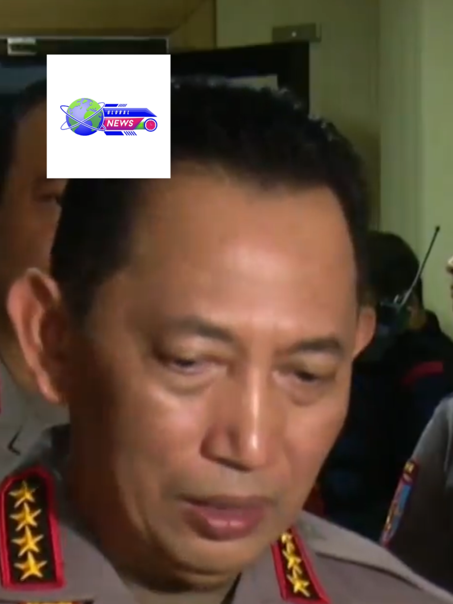 Kapolri Listyo Sigit Minta Maaf ke Keluarga Ojol Tewas Dilindas Rantis Brimob #shorts #news #Kapolri #ListyoSigit #ojol Pasca insiden tragis tewasnya seorang pengemudi ojek online (ojol) yang dilindas mobil rantis Brimob, Kapolri Jenderal Listyo Sigit Prabowo akhirnya menyampaikan permintaan maaf secara langsung kepada keluarga korban.  Kapolri bahkan berkunjung ke Rumah Sakit Cipto Mangunkusumo (RSCM) pada Jumat, 29 Agustus 2025 dini hari, untuk memberikan dukungan dan memastikan penanganan kasus dilakukan dengan transparan.  Apa langkah Polri selanjutnya? Bagaimana respons keluarga korban?  Simak informasi lengkapnya dalam video ini. 👉 Jangan lupa SUBSCRIBE dan aktifkan lonceng notifikasi untuk update berita nasional terbaru.  #Kapolri #ListyoSigit #Ojol #Rantis #Brimob #Polri #BeritaTerkini #BeritaHariIni #BeritaIndonesia #RSCM