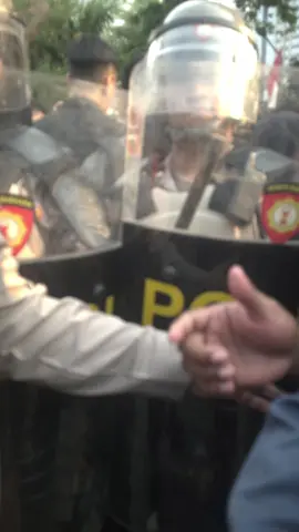 Ditahan gitu mau ketawa #reformasipolri #nojustice #nopeace 