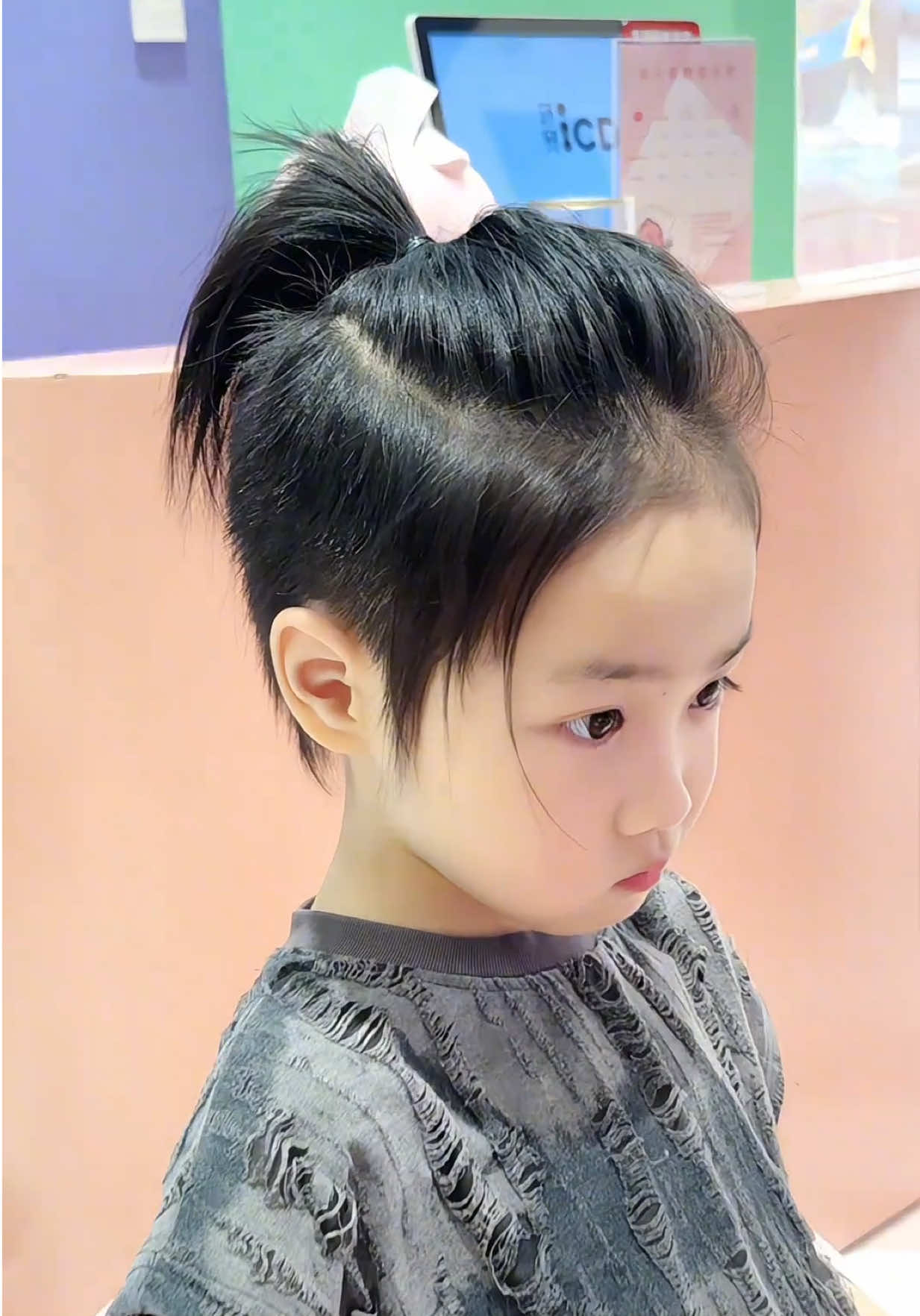 ✨ Bé trai cắt tóc lãng tử, buộc nhẹ thôi mà đẹp trai hết nấc 😍 👉 Vừa gọn gàng, vừa phong cách, nhìn góc nào cũng ra ảnh bìa. #tocBeTrai #tocLangTu #tocBuocGon #tocDepChoBe #catTocTreEm
