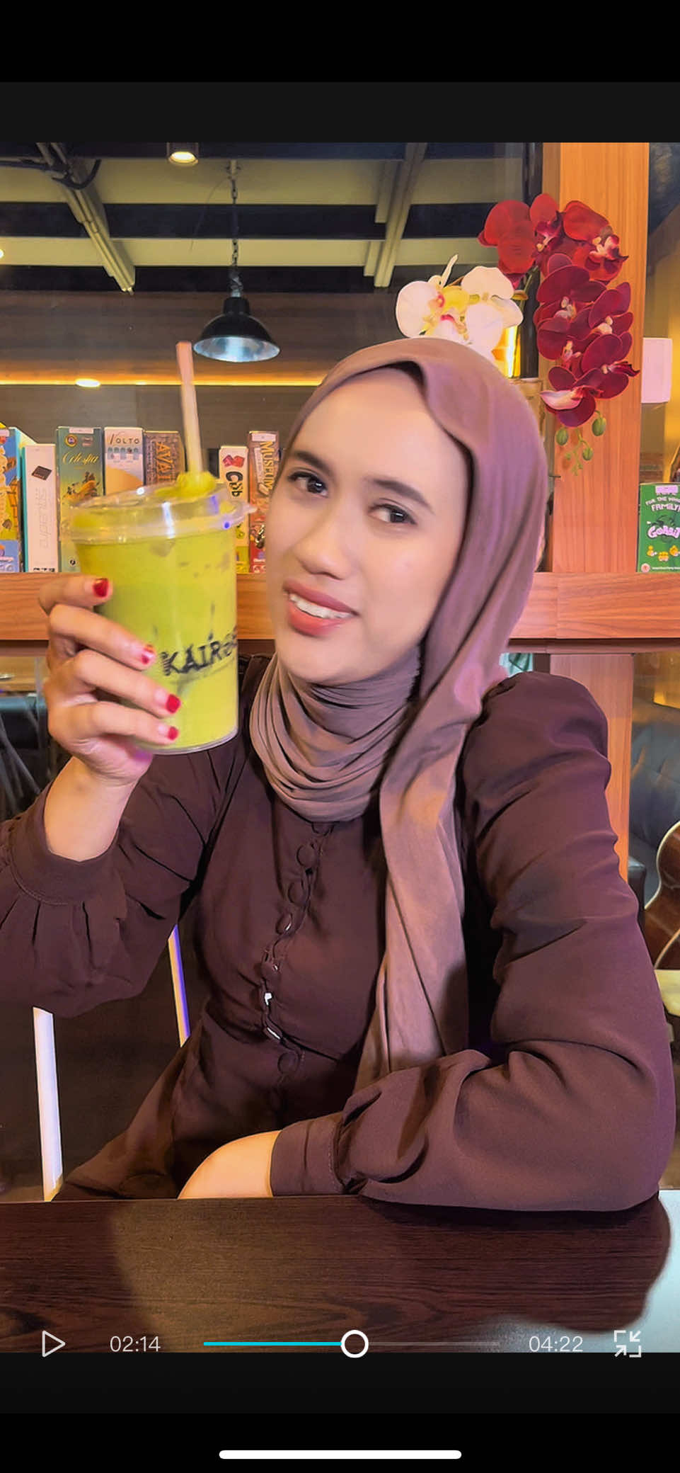Cafe baru di tengah kota Tarakan. Dengan harga yang ramah di kantong bisa dapat kopi yang enak serta premium. Dalam rangka grand opening mereka lagi ngadain promo opening buy 1 ger 1 free ✨ Promo opening ✨  Syarat dan ketentuan: 1. Promo berlaku 5 hari setelah video ini tayang 2. Follow akun Instagram @kairos_barber_coffeeshop atau akun tiktok @kairos_barber & coffee shop  3. Repost postingan ini ke Ig story kalian. 4. ⁠tag akun kairos_barber_coffeeshop 5. berlaku untuk 1 akun 6. berlaku untuk menu 15rb ke bawah. Untuk pemesanan beli 10 kopi free ongkir seputar kota. 📍Kampung Bugis di dalam JJ food atau depannya the uncle ⏰10 pagi - 11 malam #cafetarakan #kulinertarakan #tarakankuliner #kopitarakan #kairosbabercoffeeshop
