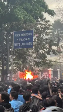 Depan gedung DPR bandung #bdg #bandung #demobandung #gedungdprbandung #fyppppppppppppppppppppppp 