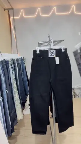 SALE celana jeans wanita! Ada warna hitam dan abu-abu. Siapa cepat dia dapat, langsung di-CO sekarang!