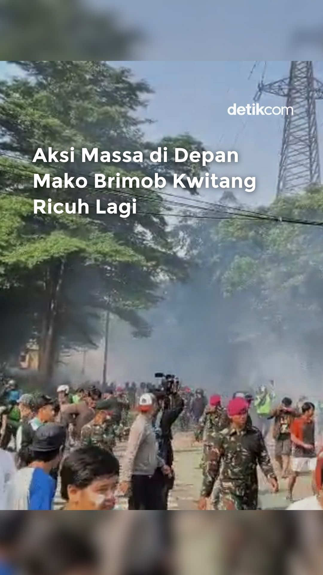 Seperti diketahui, massa aksi kembali mendatangi Markas Satuan Brimob Polda Metro Jaya di Kwitang, Jakarta Pusat. Massa yang sempat bubar sebelum pukul 12.00 WIB kembali datang siang hari ini. Komandan Satuan (Dansat) Brimob Polda Metro Jaya, Kombes Henik Maryanto, menemui massa aksi per pukul 13.40 WIB. Dia bersumpah mengusut tuntas insiden Affan Kurniawan (21), ojol yang dilindas kendaraan taktis (rantis) Barakuda hingga tewas. Baca berita selengkapnya hanya di detik.com!  Video: Kurniawan Creator: Dio #detikcom #mediasosial #reels #ojol #aksimassa #brimob