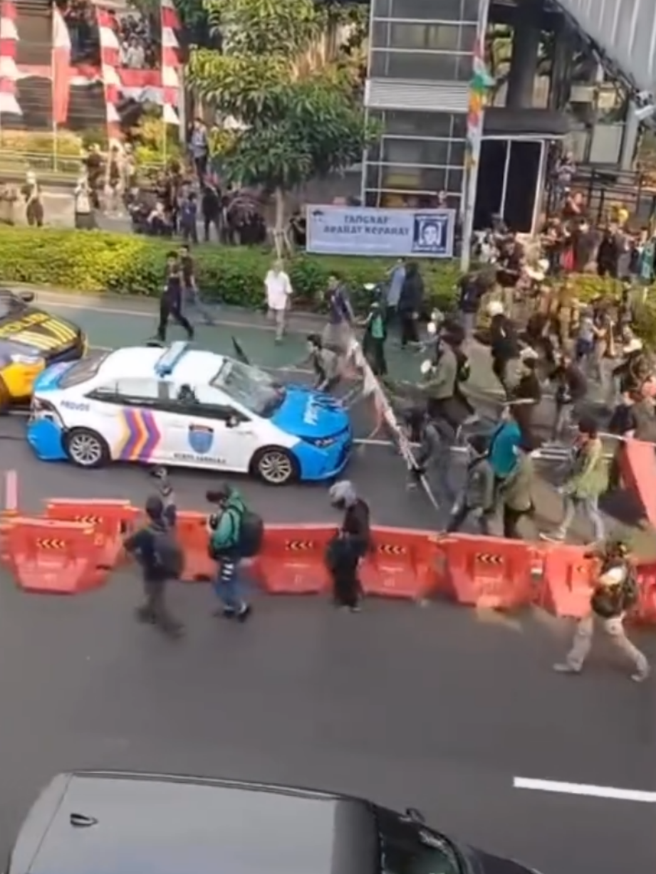 Mahasiswa Massa Demo Berhasil Memukul Mundur Kepolisian POLDA METRO JAYA ! #mahasiswaindonesia #mahasiswa #aksidemo #poldametrojaya #1312acab 