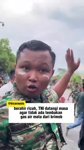 teman teman jangan ada yang lewat manahan dlu yaaa keadaaan masih keos #kotasolo #demo #ojol #masa #tni 