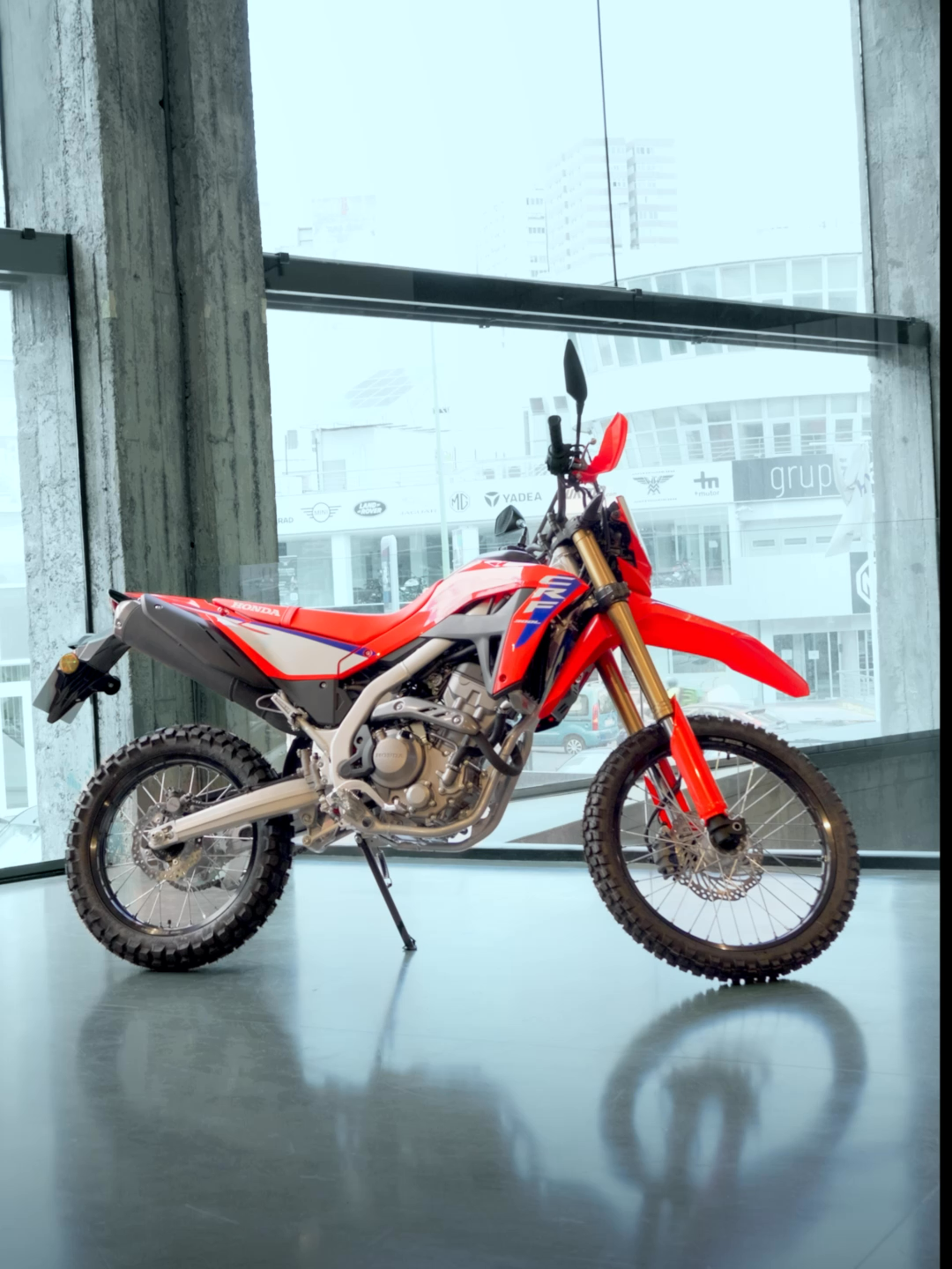 HONDA CRF300L: SIENTE LA LIBERTAD 🔥 No es solo una moto, es la llave que abre caminos donde otros ven límites. La CRF300L despierta en ti esas ganas de perderte, de mancharte de tierra y de sentir el viento como nunca antes. Cada curva es un reto. Cada salto, una victoria. Cada trayecto, una historia que contar. La CRF300L no se explica, se vive. CRF300L: La aventura corre por tus venas. #HondaCRF3000L #crf #honda #crf300l