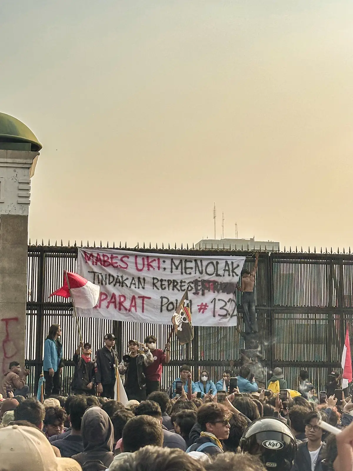 Demo di depan Gedung DPR #demo #ojol #ripojolberduka 