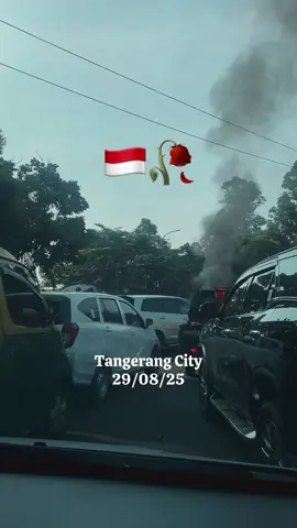 Apinya deket bgt dan banyak polisi Jujur deg2an, tapi stay safe semuanyaaa 🥹🥹🥹 Pulang awal dr kantor tapi jalanan macet luar biasaaa tetap semangatt pendemooo dan stay safe untuk yang dijalan yaa..