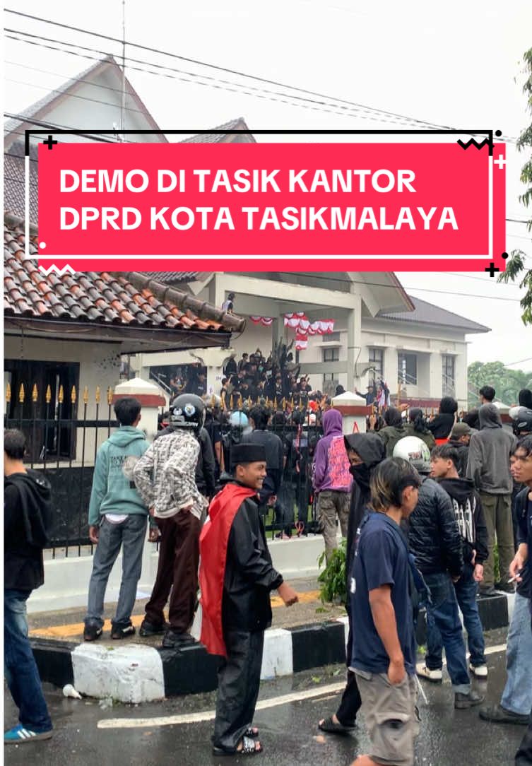 INFO LANGSUNG TI PUSAT !! SEDANG ADA AKSI ASPIRASI RAKYAT DI DEPAN KANTOR DPRD KOTA TASIKMALAYA !! SEMOGA DI TASIKMALAYA SELALU KONDUSIF NAMUN NAAS TERNYATA KEOS GANS 😩 #dpr #aspirasi #demotasikmalaya #dprd #wildxstoretasik 
