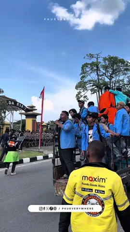 Aksi demo pun telah bergulir. Ratusan pengemudi ojek online (ojol) bersama mahasiswa serentak menyuarakan aspirasi mereka di depan Mapolda Riau. Suasana kian ramai, orasi bergantian dikumandangkan sebagai bentuk protes dan solidaritas. #pkueverywherexyz #pku 