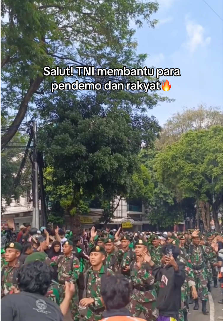 Di tengah kondisi indonesia yang sedang tidak baik-baik saja, sangat senang masih ada yang membantu sebagai sesama warga Indonesia❤️🙏🏻 #fyp #brimob #tniindonesia🇮🇩 #demodpr #demo29agustus2025 