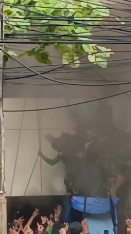 TNI selamatkan korban terjebak dalam kebakaran dalam peristiwa Demo di depan Mako Brimob Polri, 29 Agustus 2025. BRAVO TNI