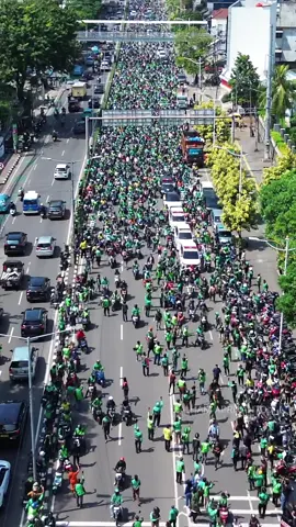 Ribuan pengemudi ojol mengantarkan Jenazah Affan Kurniawan ke TPU Karet Bivak, Jakarta Pusat, pada Jumat siang. #jakarta  #ojol 