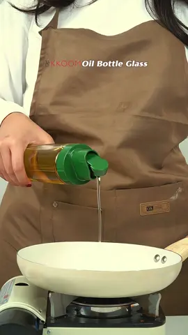 Beralih ke Kkoom Oil Bottle Glass untuk tuang minyak yang lebih praktis! Tinggal dimiringin, auto kebuka tutupannya. #kkoomessentials #yourdreamhomeessentials #dapuraesthetic #dapurminimalis #kitchentools #foryourdreamhome #homeessentials #kitchensetmurah #modernlifestyle #alatdapur #discoverinnerchef #kitchendecor #botolminyak #oilbottle 