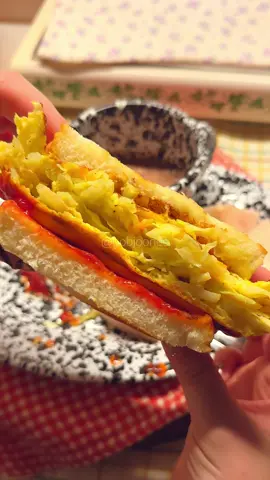 🥪길거리토스트&복숭아🍑 집에 양배추랑 식빵이 있다면 길거리토스트 국룰 아닌가요~~~? 오랜만에 먹으니깐 맛도리🥹♥️♥️ 패티도 두툼하게 만들고~ 복숭아도 야무지게 까먹음💗 . . . . #틱톡 #틱톡푸드 #tiktok #tiktokfood #추천 #food #Foodie #fyp #감성 #cooking #koreanfood #homemade #homemadefood #homemadecooking #cozy #집밥 #저녁 #야식 #dinner #sandwich 