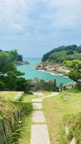 日本でも珍しい“海に浮かぶ庭園” 📍Bandoko garden   | Wakayama🇯🇵 ~番所庭園~ 和歌浦湾を一望できる絶景庭園🌊 松と海のコントラストが美しい観光スポットです✨️✨️ 松の緑と海の景色に包まれて歩く時間が、本当に気持ちよかったです😆 [アクセス] 和歌山駅または南海和歌山市駅からバス「雑賀崎遊園」降車後、徒歩約15分 A spectacular garden with a panoramic view of Shirahama's ocean. 🌊 The contrast between the pine trees and the ocean is a beautiful tourist spot. ✨️✨️ Walking among the green pine trees and the ocean view was truly refreshing. 😆 [Access] From Wakayama Station or Nankai Wakayamashi Station, take the bus to 