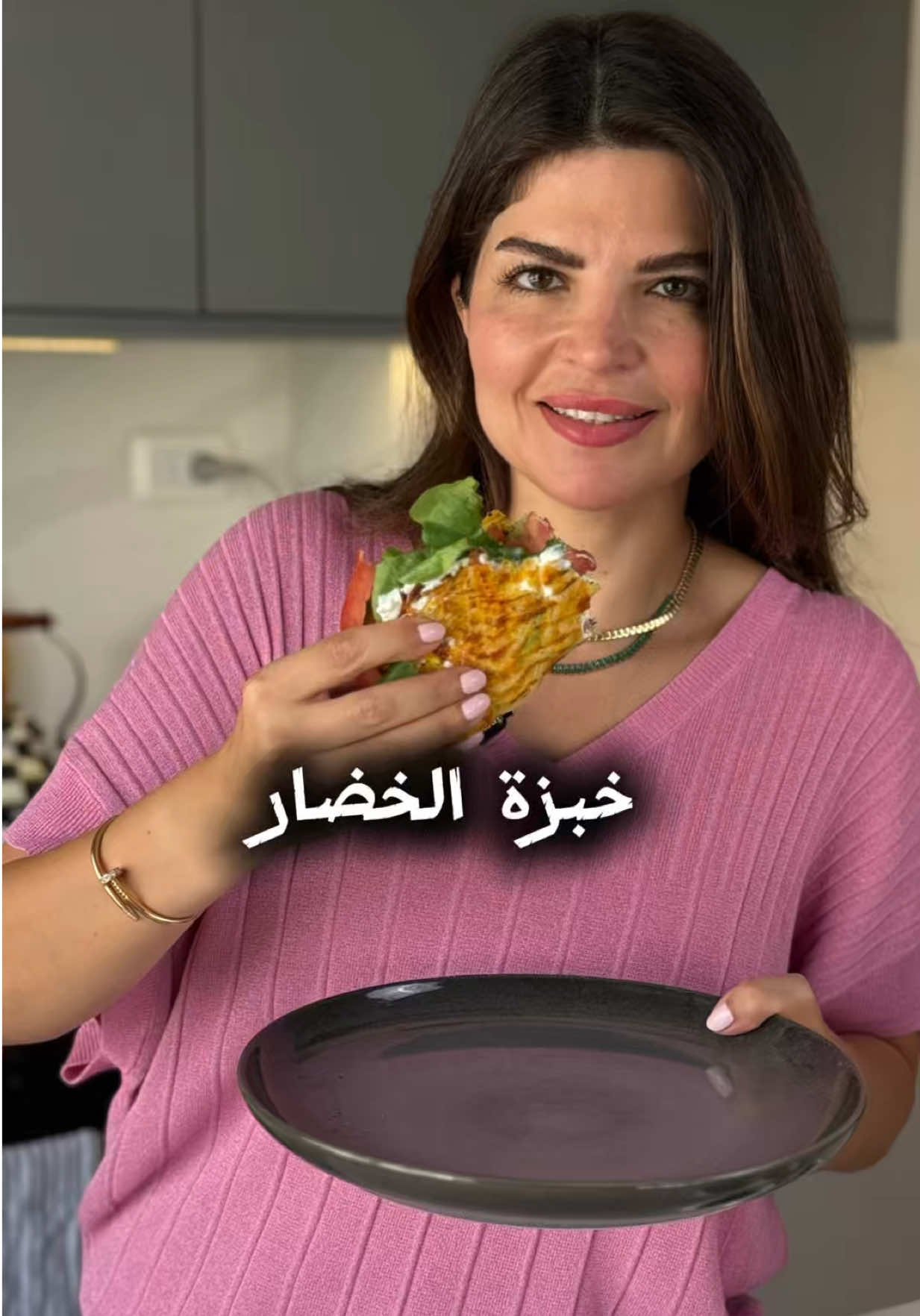 خبزة خضار healthy bread 🥕🥔🥒🍅 من أبسط المكونات سويت أطيب خبزة صحية ✨ أكلتها ويا لبنة وخضار و نعناع 👌 @alyoum_foods  المكونات Ingredients:  .  ٢ جزر حجم وسط 🥕 | 2 medium carrots 	•	١ بطاطا حجم وسط 🥔 | 1 medium potato 	•	٢ كوسا حجم وسط | 2 medium zucchini 	•	٢ بيض 🥚 | 2 eggs 	•	١/٢ كوب جبن موتزاريلا 🧀 | 1/2 cup mozzarella cheese البهارات | Spices 	•	ملح 🧂 | Salt 	•	فلفل أسود | Black pepper 	•	١ ملعقة صغيرة ثوم باودر | 1 tsp garlic powder 	•	١ ملعقة صغيرة بابريكا | 1 tsp paprika للتقديم | For Serving 	•	لبنة اليوم | Labneh 	•	جرجير 🌿 | Arugula 	•	خيار 🥒 | Cucumber 	•	طماطة 🍅 | Tomato 	•	نعناع يابس | Dried mint ______________ #topnotch_وصفات #zeinab_s_alhashimi #خبز_صحي #خبز_خضار #healthyrecipe#fyp 