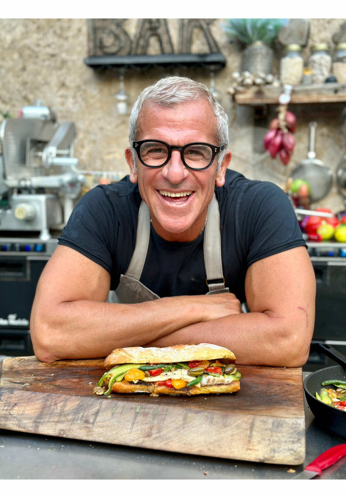 Fish burger pazzesco 🥪🐟 Scommetto che un panino con pesce fresco e verdure miste, bono come questo non l'avete mai provato! 😍 Un panino dal gusto mediterraneo che potete portare al mare, in montagna o a lavoro! 🤤 E voi dove lo vorreste mangiare? 💬 #chefmaxmariola #maxmariola #maxmariolacucinapervoi #thesoundoflove 