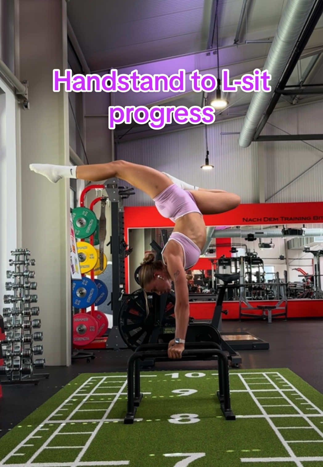 Patience + practice = progress 🤞🏼 Keep going, it will pay off 🩷 #calisthenicsgirls #calisthenics #gymgirlsoftiktok #handstand #handstandpractice @TEVEO 🫶🏼
